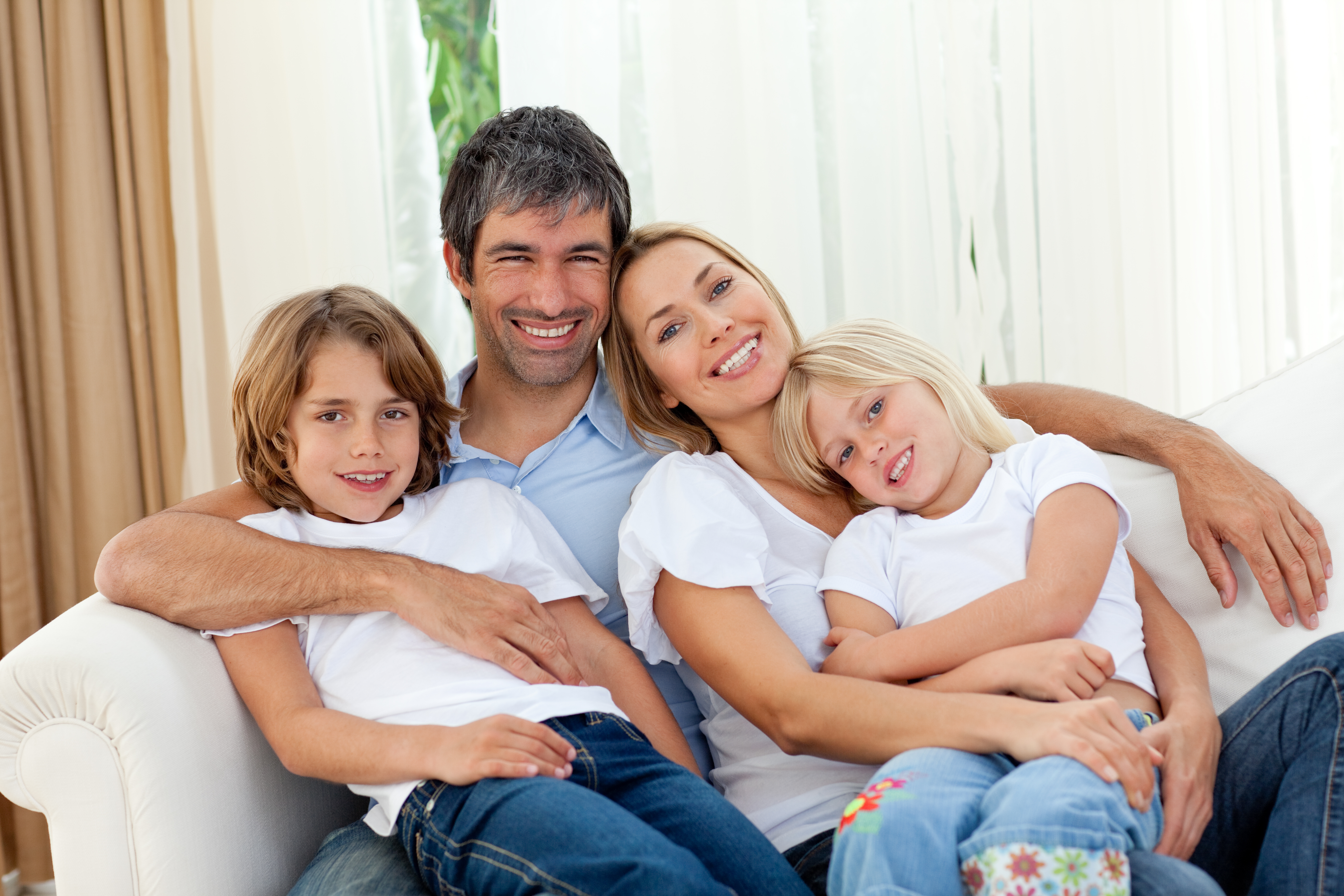 Видео с женами семьями. Счастливая семья. Семья на диване. Счастливая семья в доме. Фотография семьи.